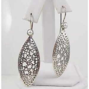 💙Silpada 925 Sterling Silver
Freshwater Pearl Cut Out Earrings item number 1522